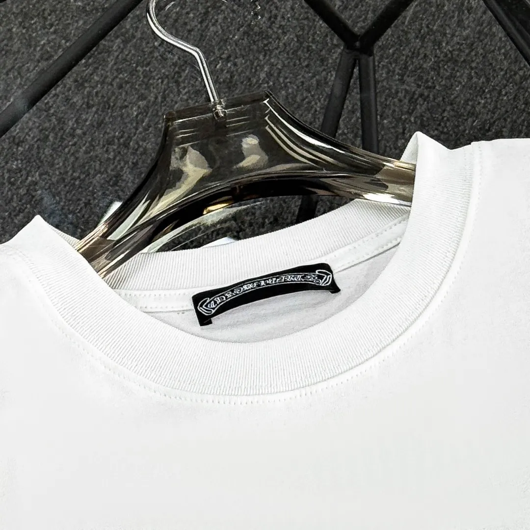 P170 Chrome Hearts 25 high-end versions. The fabric is made of 300 grams of high-density pure cotton. It does not deform or shrink. It has three labels. It is the same style for men and women. Technology: suede foaming + digital printing. Color: white, black. SIZE: S-XL.